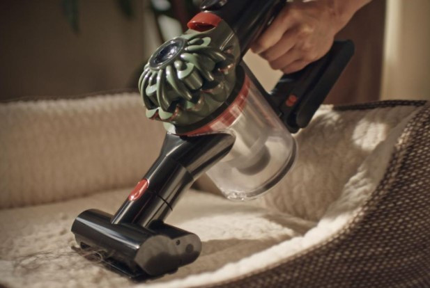 Aspirator de mână sau vertical? Dyson V8 Cyclone vă oferă libertatea de alegere