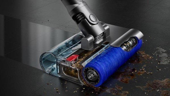 Șterge podelele dure cu apă curată de la început până la sfârșit