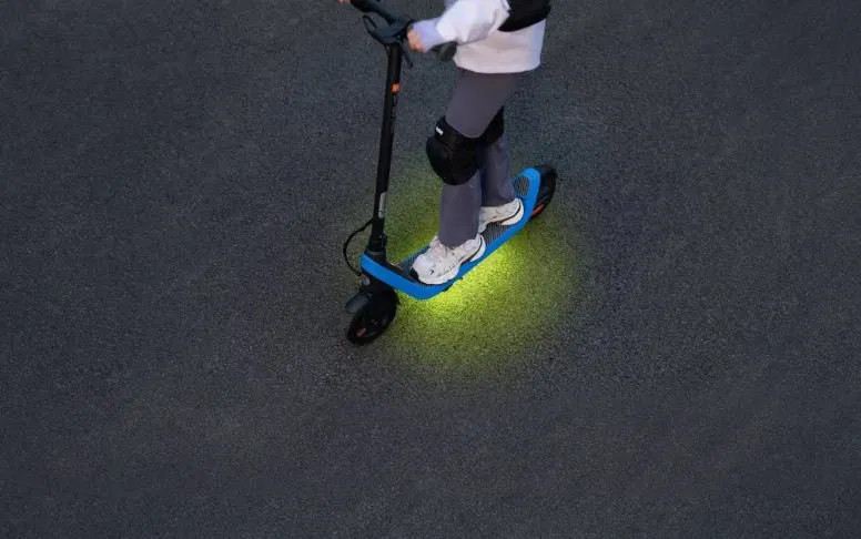 Ninebot eKickScooter C2 Lite strălucește în timpul mersului