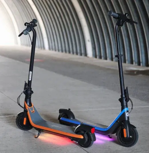 Ninebot eKickScooter C2 Pro E strălucește în timpul mersului