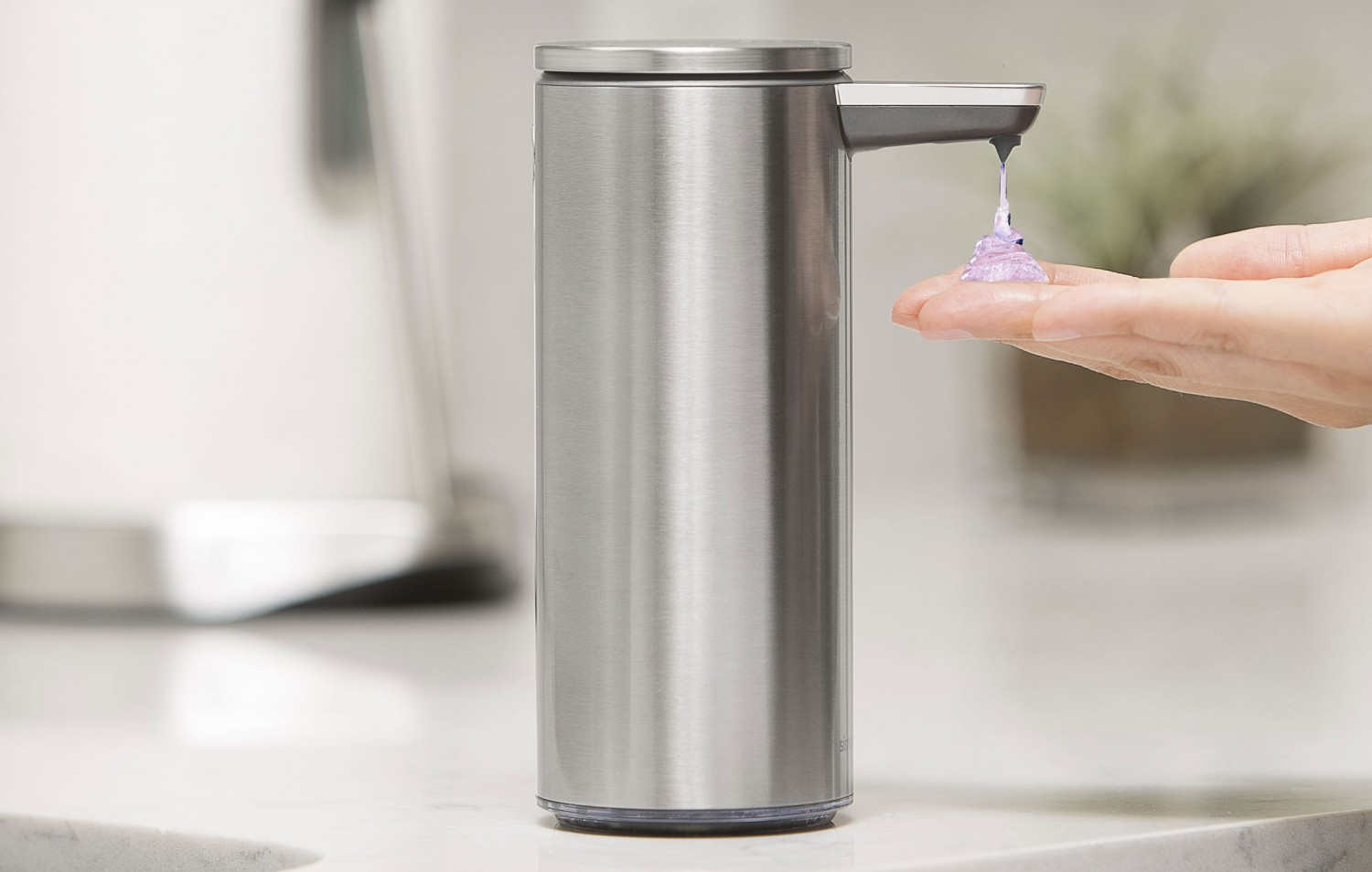 Prezentarea dosatorului de săpun fără atingere Simplehuman de 266 ml