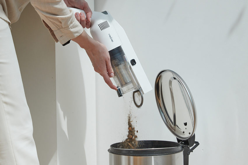 Goliți recipientul cu un singur buton