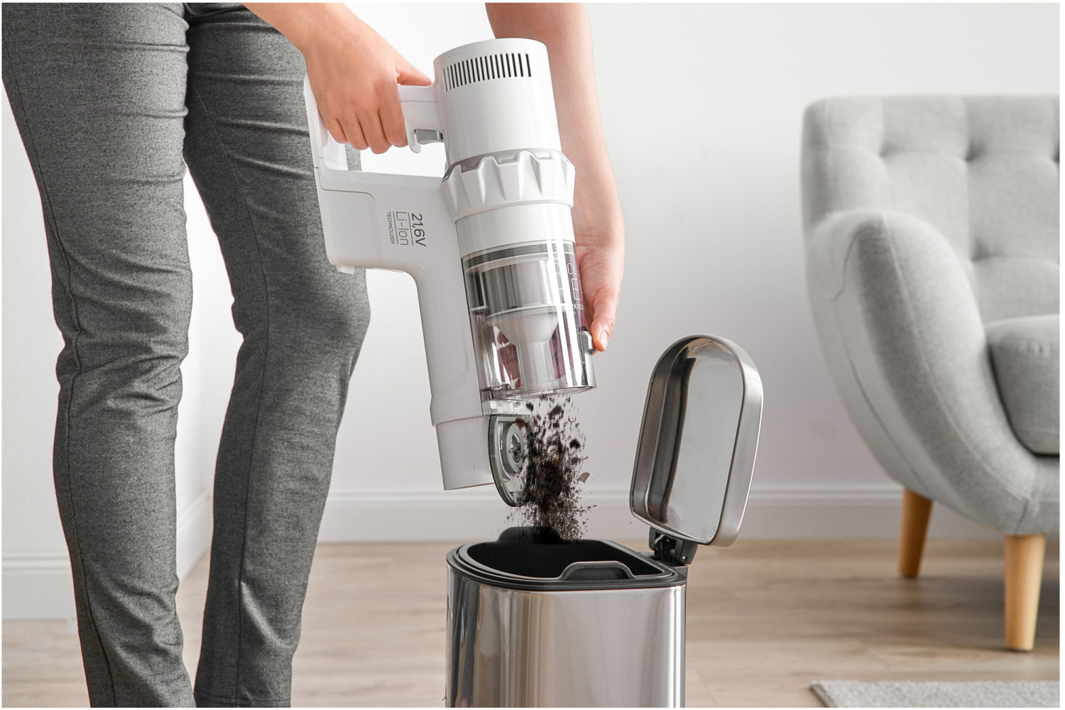 Recipient de praf ușor de îndepărtat cu filtru HEPA